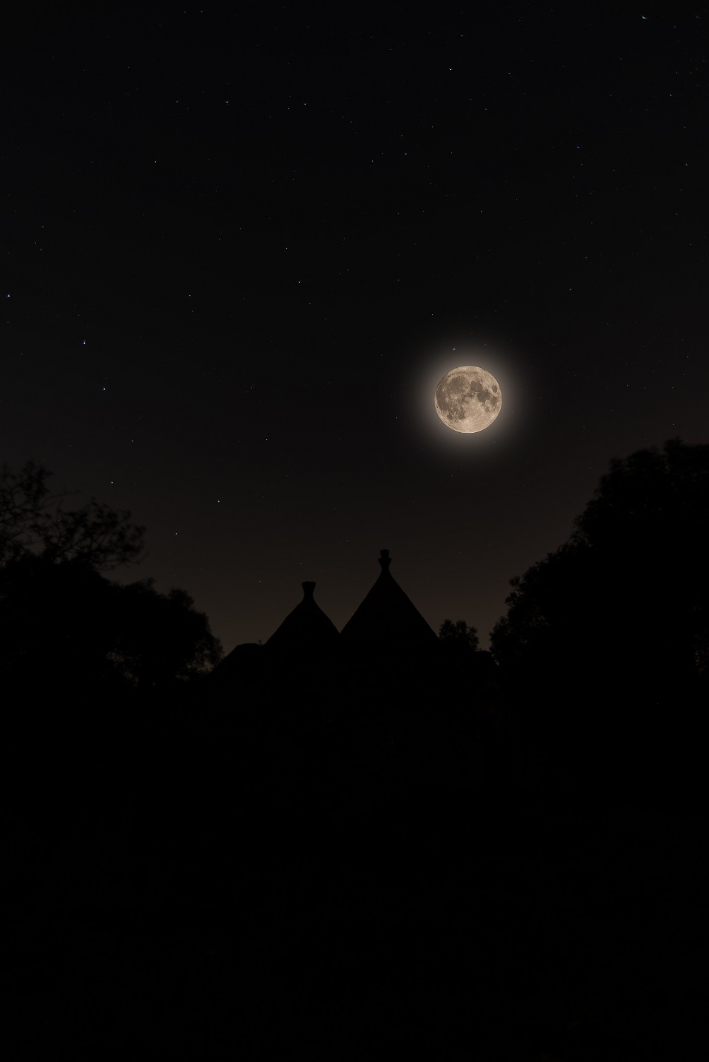 Trulli al chiaro di Luna pisana