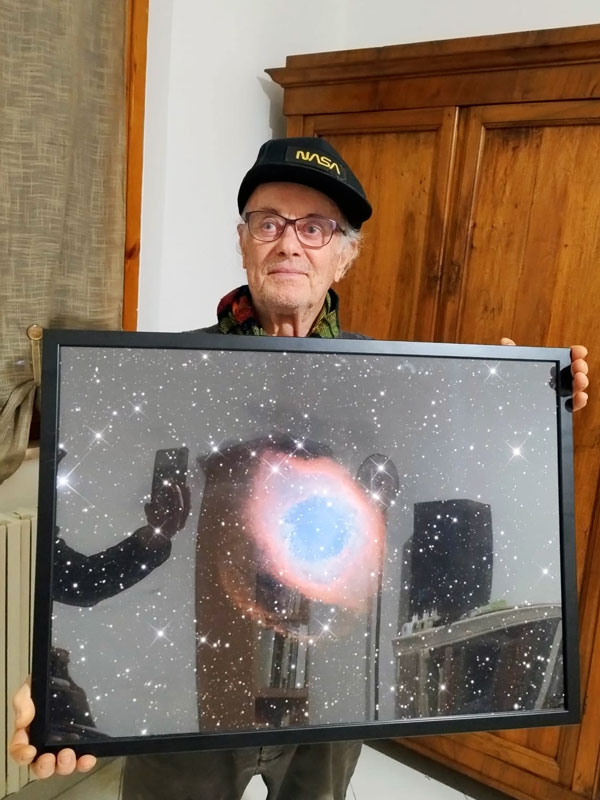 Enzo Rossi con una foto della Nebulosa Elica omaggio dell'Associazione Astrofili Galileo Galilei