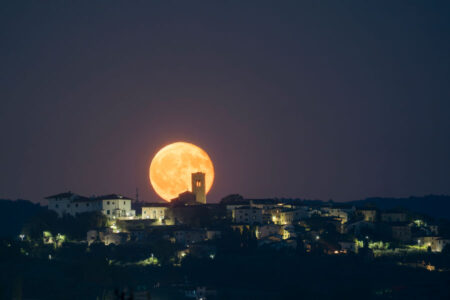 Alba lunare su Montevettolini di Silvia Notari