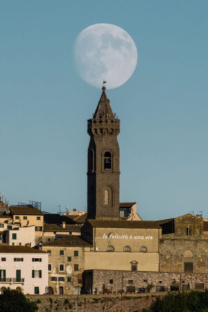Luna su Peccioli di Francesco Schirripa
